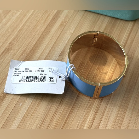 C WONDER GOLD TONE BABY BLUE LETTER INITIAL ( T ) EMBLEM HINGED BRACELET, NWT - Picture 4 of 9